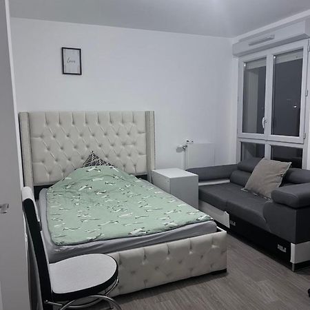 Chambre Individuelle Dans Un Appartement A 37 De Champs Elysees Sartrouville Ngoại thất bức ảnh