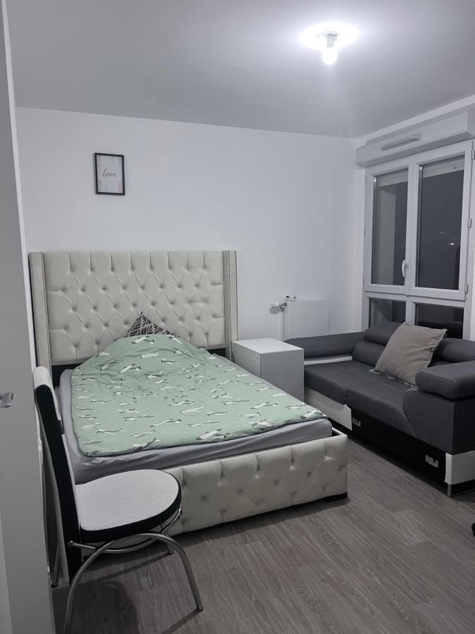 Chambre Individuelle Dans Un Appartement A 37 De Champs Elysees Sartrouville Ngoại thất bức ảnh